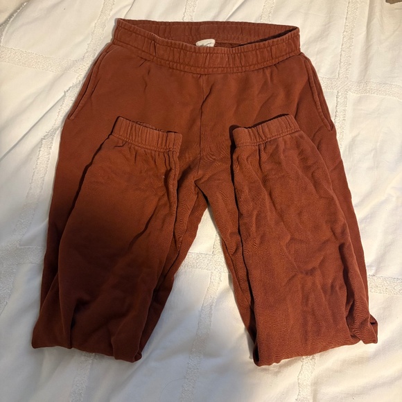 Wilfred Free Fleece Joggers – Size S (Rust/Brown) Retail: $98 - Picture 1 of 3